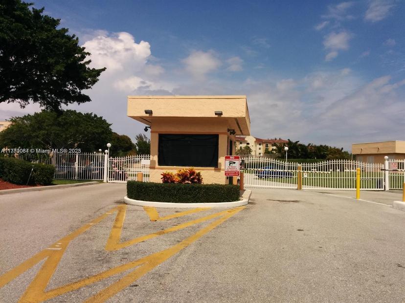 Picture of 480 Executive Center Dr # 3C, West Palm Beach FL 33401