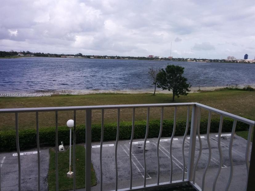 Picture of 480 Executive Center Dr # 3C, West Palm Beach FL 33401