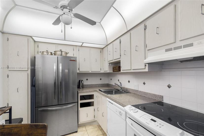 Picture of 20301 W Country Club Dr # 28, Aventura FL 33180