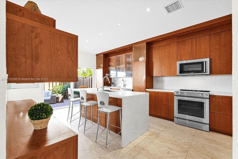 Picture of 10921 NW 69Th St, Doral FL 33178