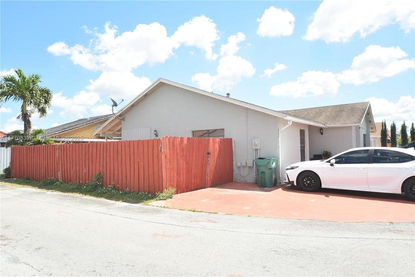 Picture of 704 SW 97Th Place Cir, Miami FL 33174
