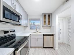 Picture of 7991 N Sunrise Lakes Dr # 211, Sunrise, FL 33322