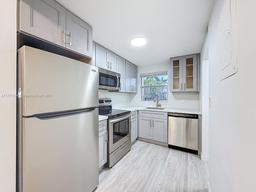 Picture of 7991 N Sunrise Lakes Dr # 211, Sunrise, FL 33322