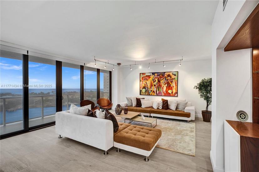 Picture of 20281 E Country Club Dr # 1002, Aventura FL 33180