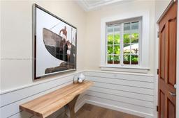 Picture of 2575 Pine Tree Dr, Miami Beach, FL 33140