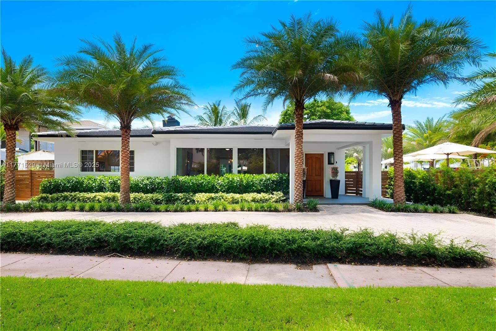 Picture of 2575 Pine Tree Dr, Miami Beach, FL 33140