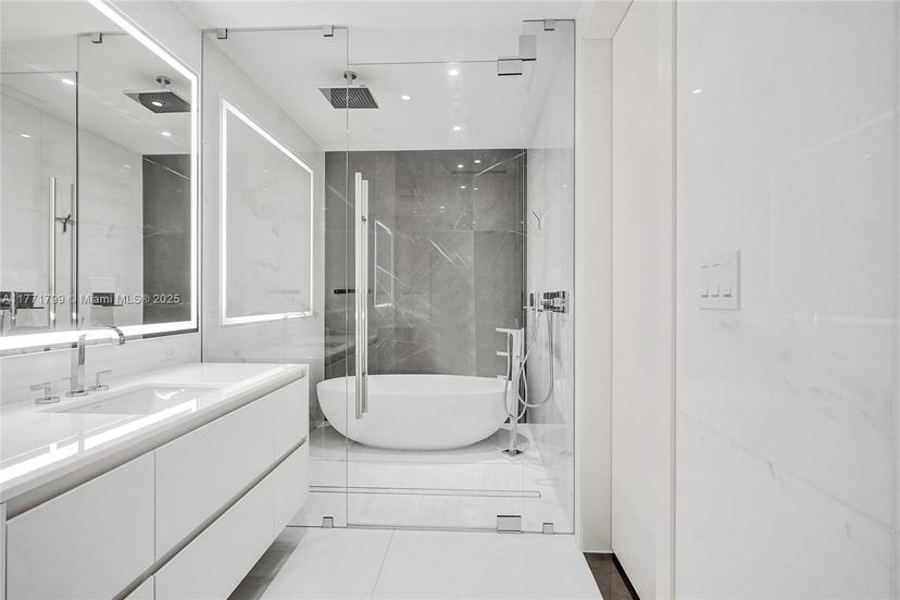 Picture of 300 Biscayne Blvd Way # C, Miami FL 33131
