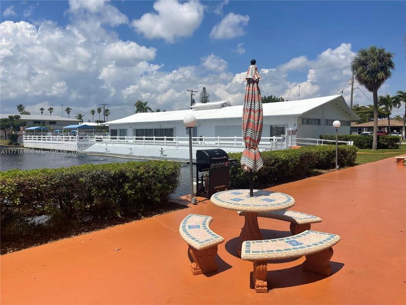 Picture of 800 SW 10Th Ter # 17T, Hallandale Beach FL 33009