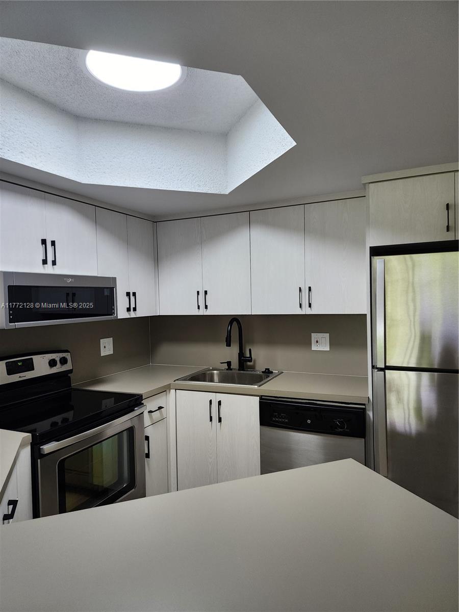 Picture of 8343 Lake Dr # 403, Doral, FL 33166