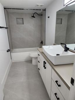 Picture of 8343 Lake Dr # 403, Doral, FL 33166