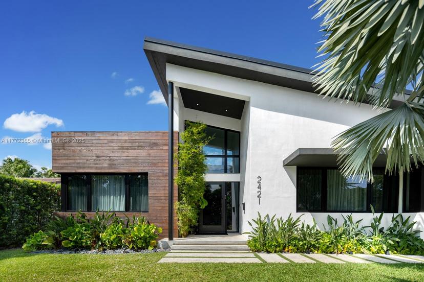 Picture of 2421 NE 199Th St, Miami FL 33180