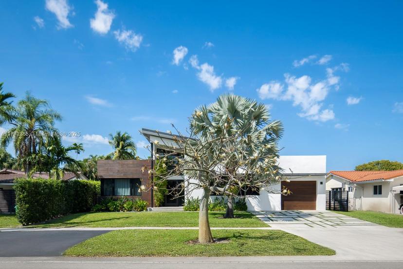 Picture of 2421 NE 199Th St, Miami FL 33180