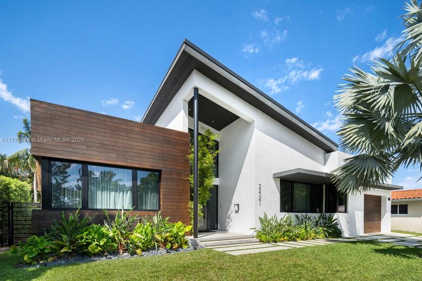 Picture of 2421 NE 199Th St, Miami FL 33180
