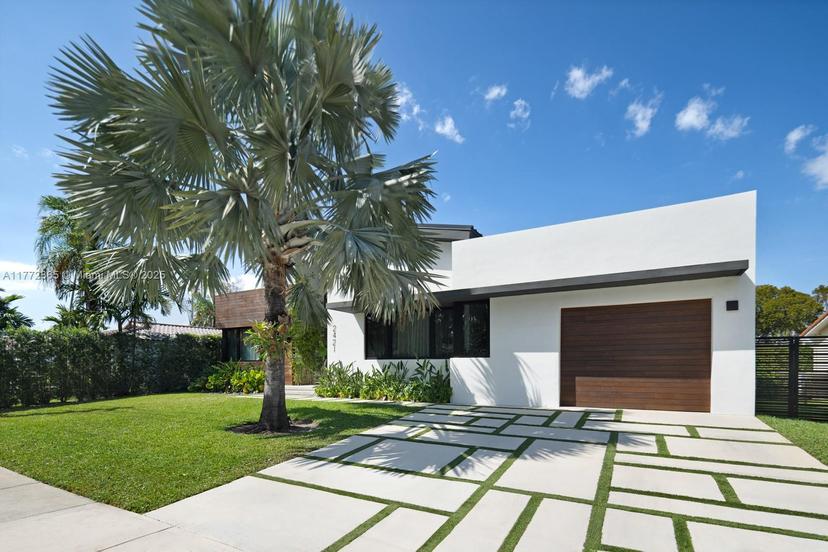 Picture of 2421 NE 199Th St, Miami FL 33180