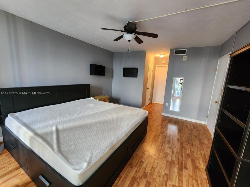 Picture of 1351 NE Miami Gardens Dr # 501E, Miami FL 33179