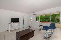 Picture of 900 SW 10Th Ter # 18S, Hallandale Beach, FL 33009