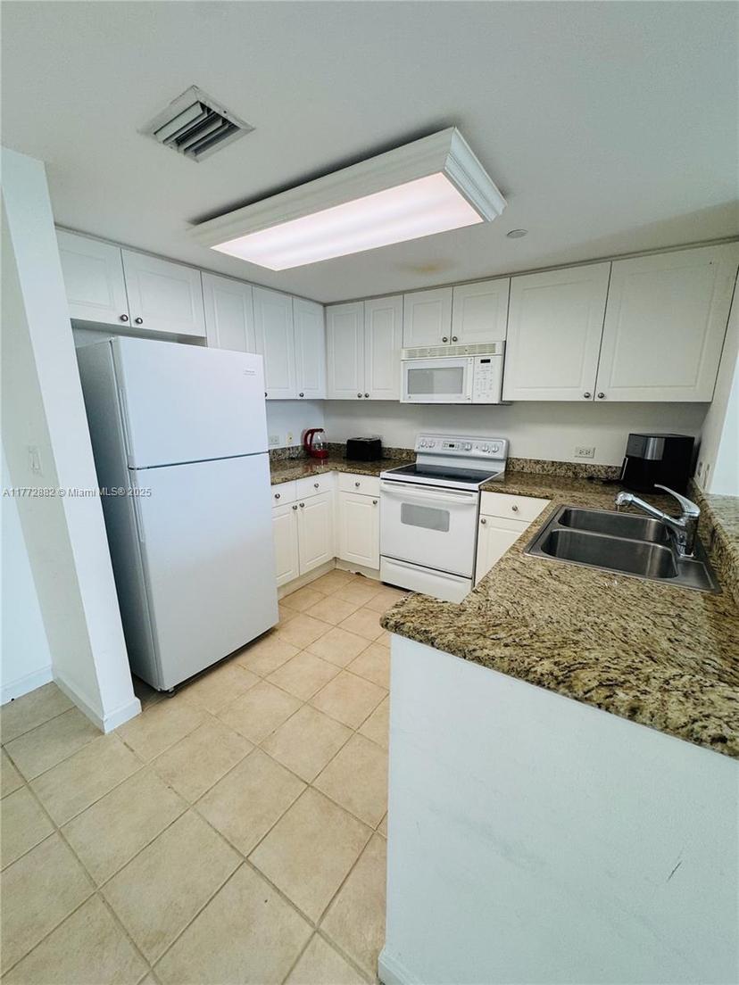 Picture of 19501 W Country Club Dr # 1006, Aventura FL 33180