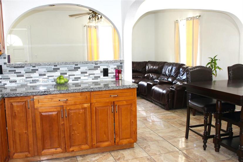 Picture of 685 SE 9Th Ave, Hialeah FL 33010