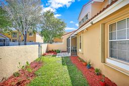 Picture of 11307 Lakeview Dr # M, Coral Springs, FL 33071