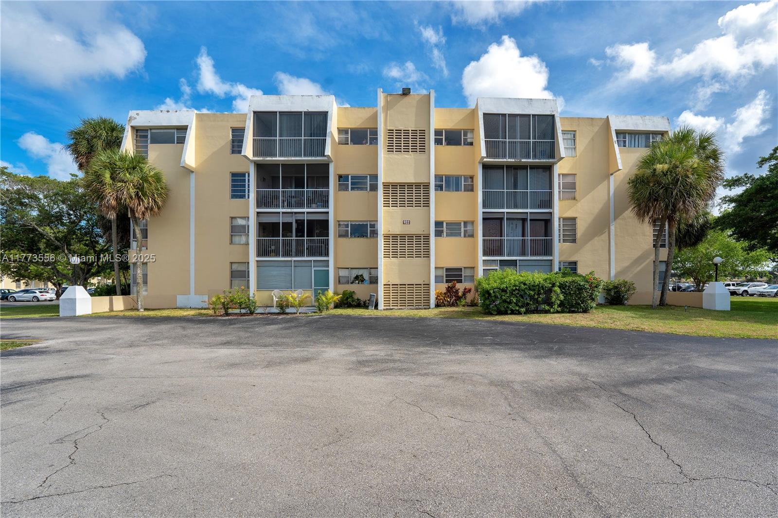 Picture of 922 NE 199Th St # 206, Miami, FL 33179