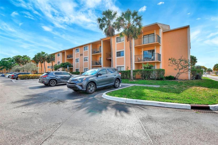 Picture of 250 W Palm Cir W # 301, Pembroke Pines FL 33025