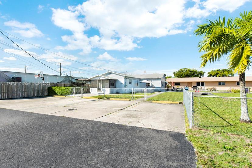 Picture of 115 NE 2Nd St, Hallandale Beach FL 33009