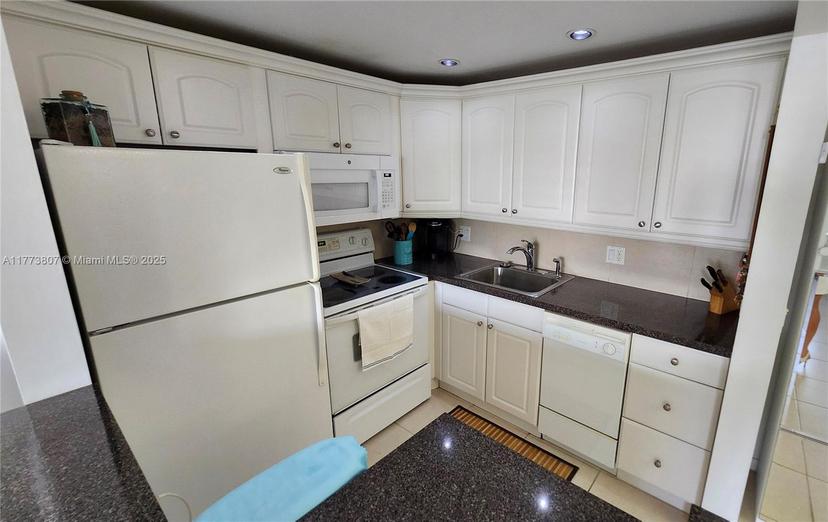 Picture of 2115 E Cambridge E # 2115, Deerfield Beach FL 33442