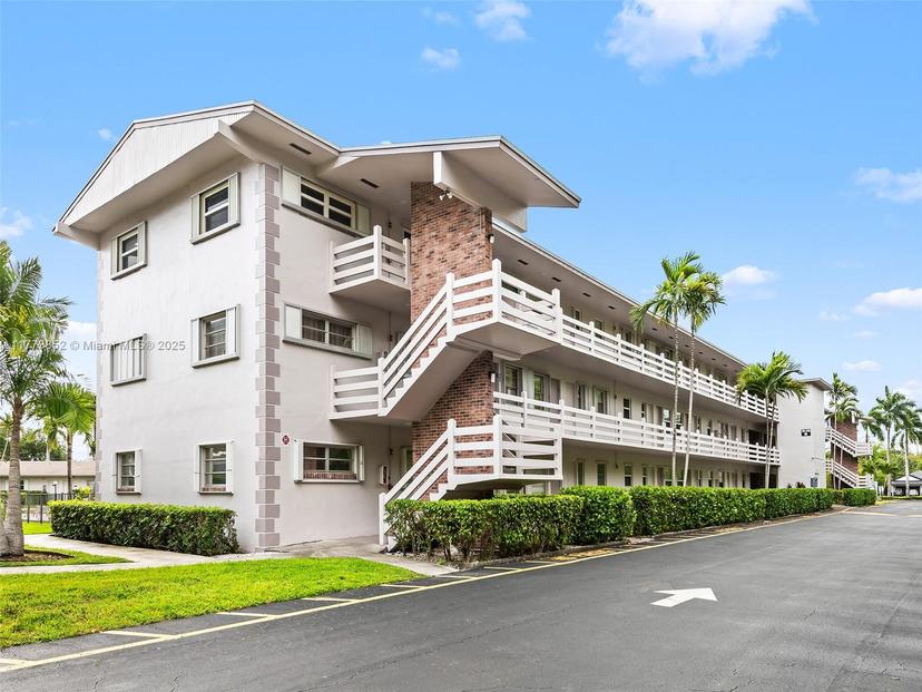 Picture of 700 Layne Blvd # 221, Hallandale Beach FL 33009