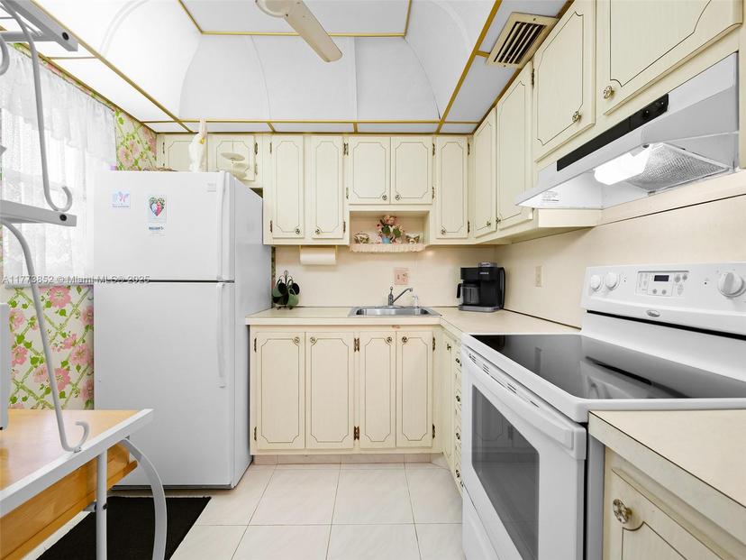 Picture of 700 Layne Blvd # 221, Hallandale Beach FL 33009