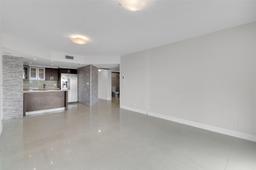Picture of 8290 Lake Dr # 516, Doral, FL 33166