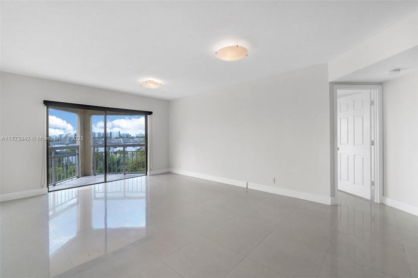 Picture of 8290 Lake Dr # 516, Doral FL 33166