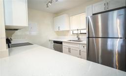 Picture of 185 Lakeview Dr # 102, Weston, FL 33326