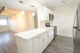 Picture of 185 Lakeview Dr # 102, Weston, FL 33326