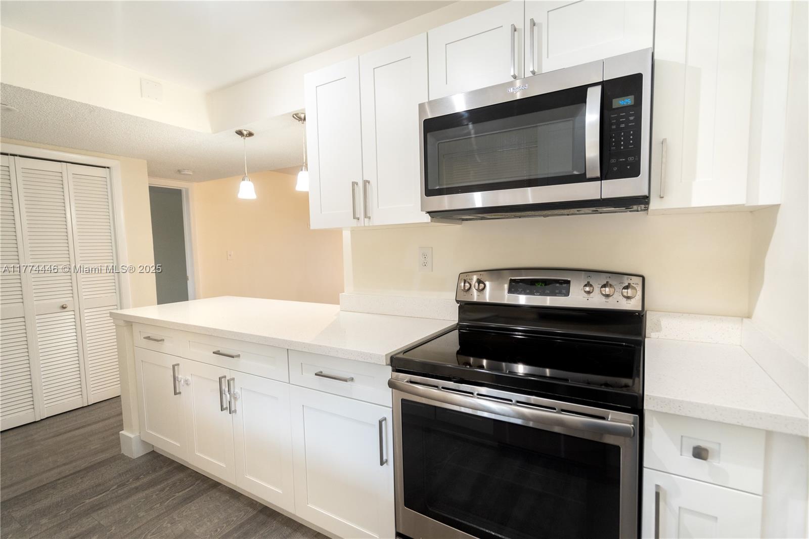 Picture of 185 Lakeview Dr # 102, Weston, FL 33326