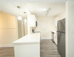 Picture of 185 Lakeview Dr # 102, Weston, FL 33326