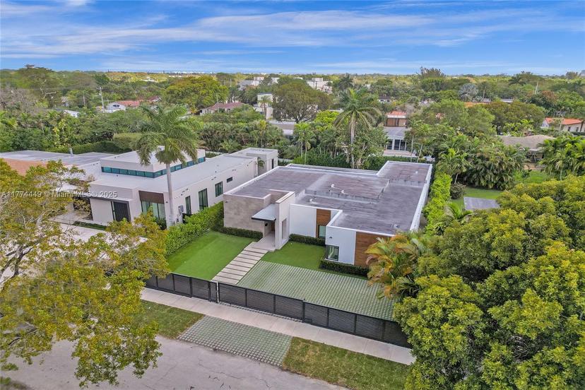 Picture of 2441 NE 200Th St, Miami FL 33180