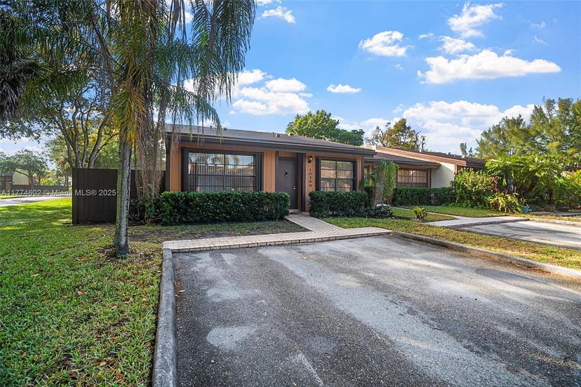 Picture of 10300 Laurel Ct, Pembroke Pines FL 33026