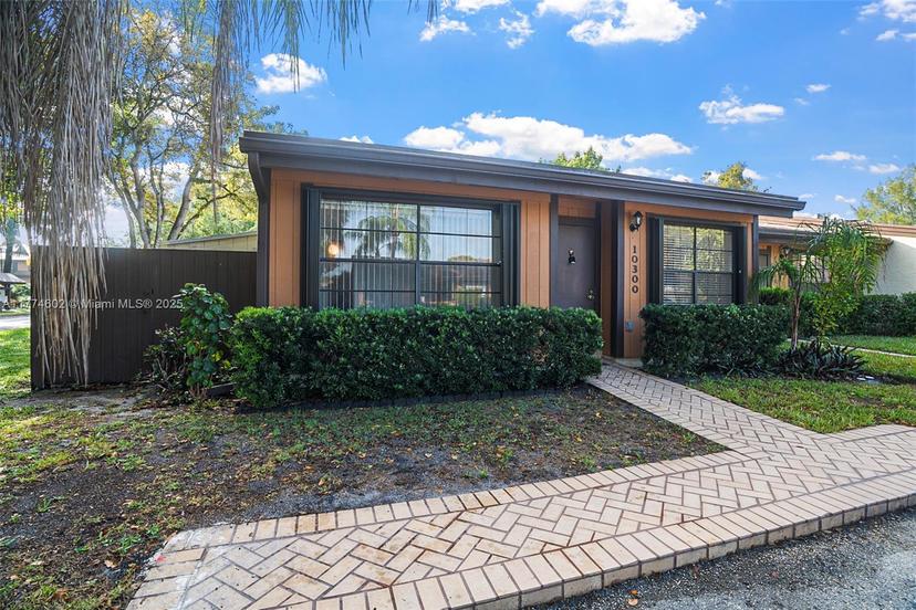 Picture of 10300 Laurel Ct, Pembroke Pines FL 33026