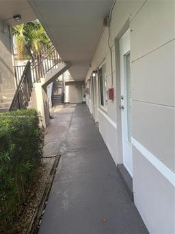 Picture of 95 Edgewater Dr # 105, Coral Gables, FL 33133