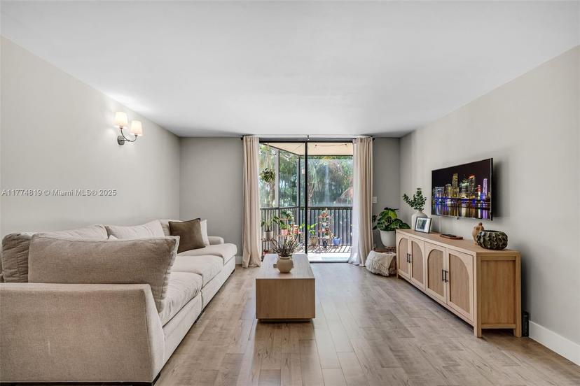 Picture of 20367 W Country Club Dr # L25, Aventura FL 33180