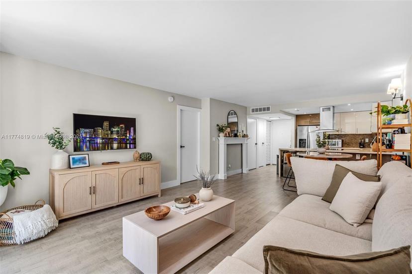 Picture of 20367 W Country Club Dr # L25, Aventura FL 33180