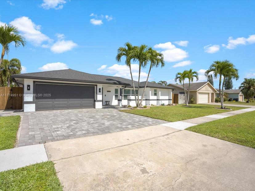 Picture of 12137 Stratford St, Wellington FL 33414