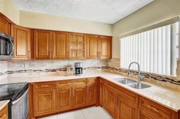 Picture of 450 NE 158Th St, Miami, FL 33162
