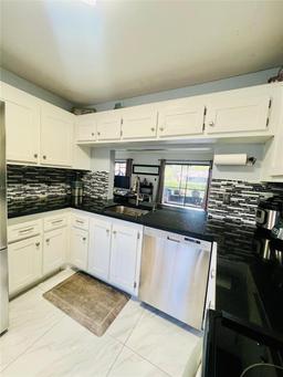 Picture of 225 Lakeside Cir, Sunrise, FL 33326