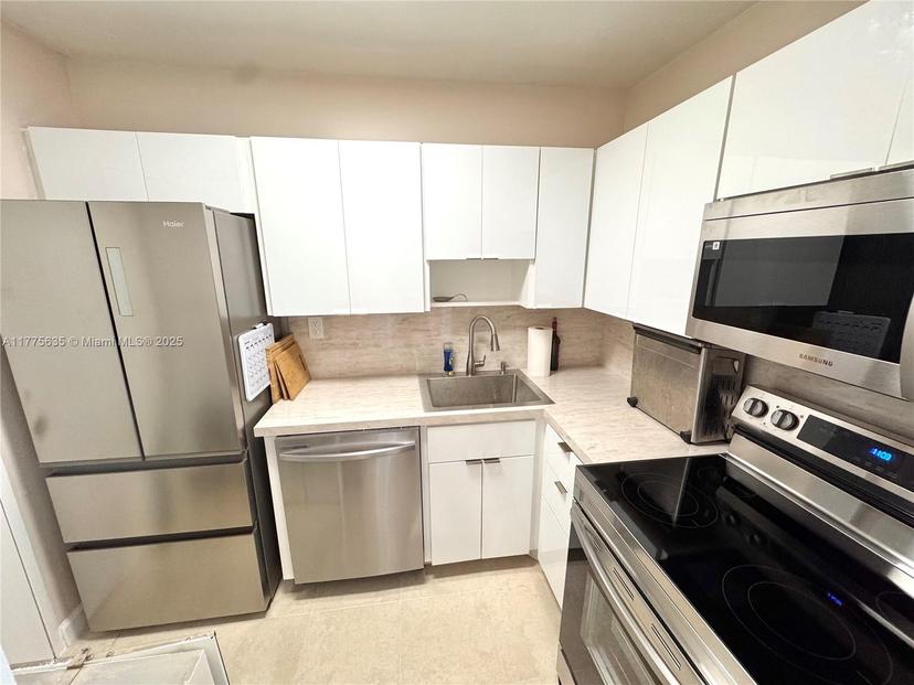 Picture of 2899 Collins Ave # 550, Miami Beach FL 33140