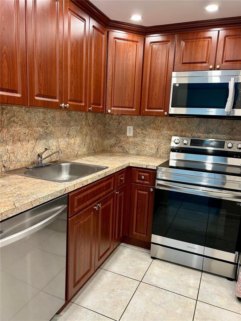 Picture of 484 NW 165Th St Rd # 316, Miami FL 33169