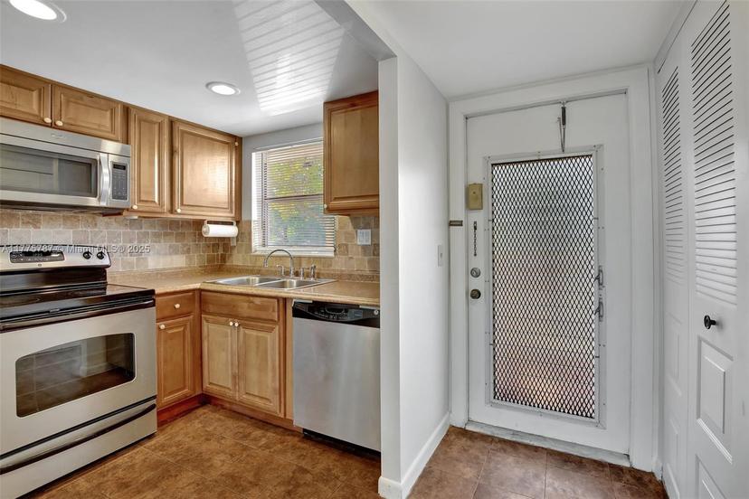 Picture of 9621 Sunrise Lakes Blvd # 203, Sunrise FL 33322
