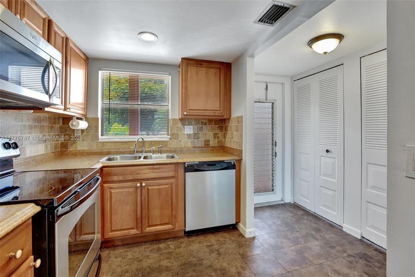 Picture of 9621 Sunrise Lakes Blvd # 203, Sunrise FL 33322
