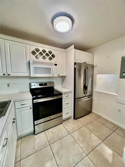 Picture of 8460 Sunrise Lakes Blvd # 112, Sunrise, FL 33322