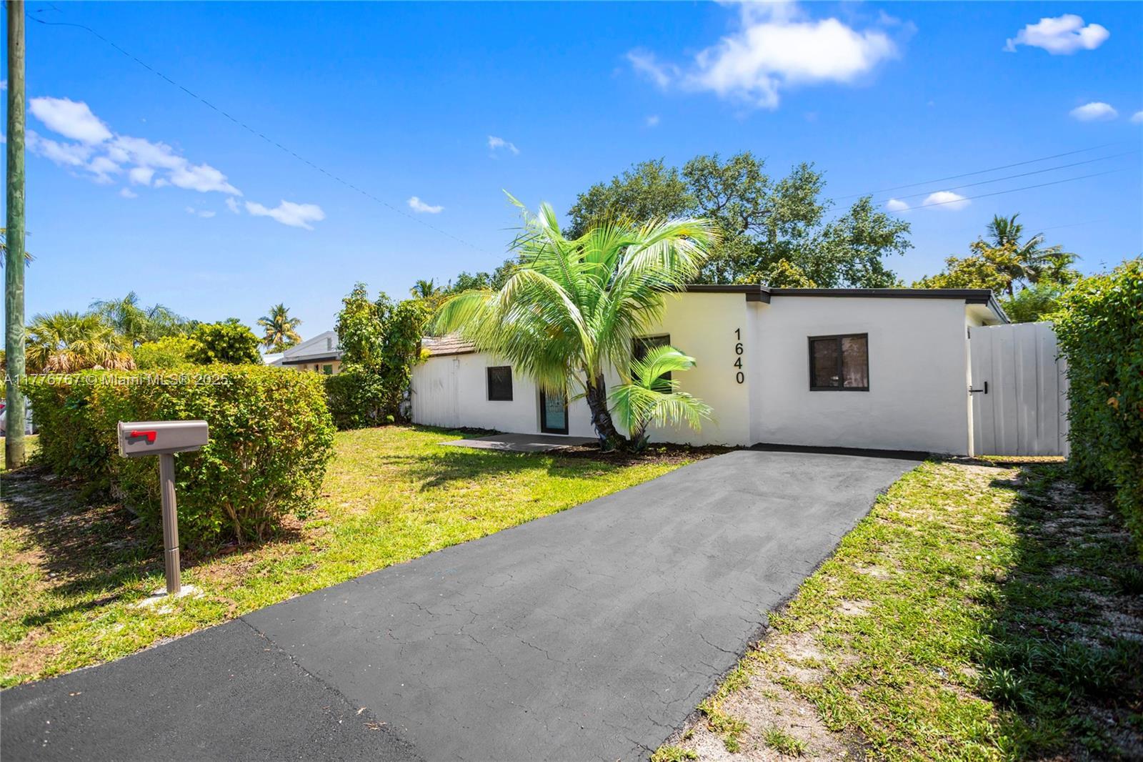 Picture of 1640 NE 183 St, North Miami Beach, FL 33179